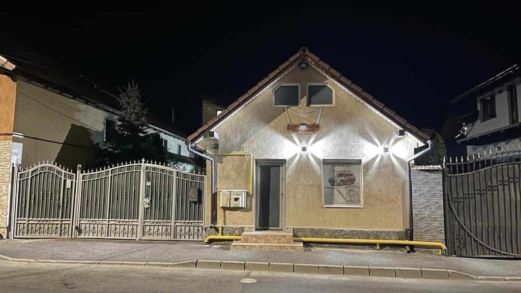 Casa Nicoladis Apartment Zărneşti Bagian luar foto